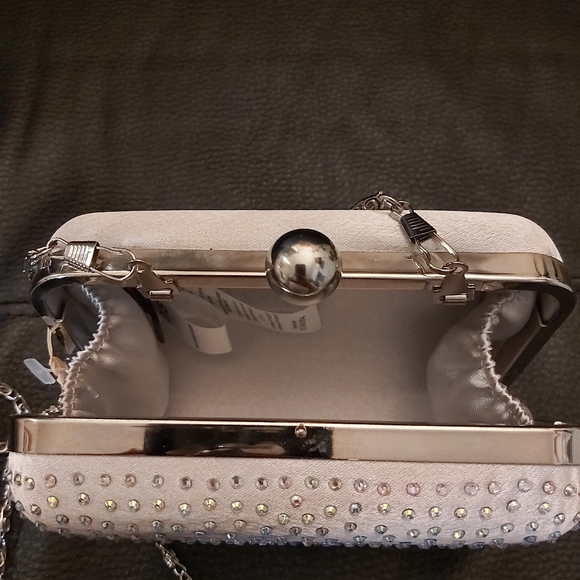 Evening clutch with pave diamonds - Picture 8 of 9